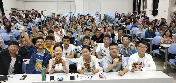 护理学院在校新生中秋合影 护理学院在校新生中秋合影