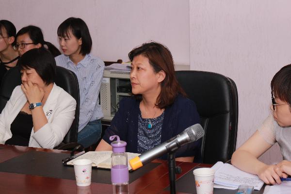 院系领导倾听学生代表发言 院系领导倾听学生代表发言